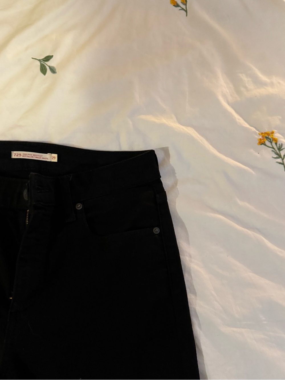 Levi’s 725 black high rise boot cut jean. Size: 29w/34l - Picture 9 of 10
